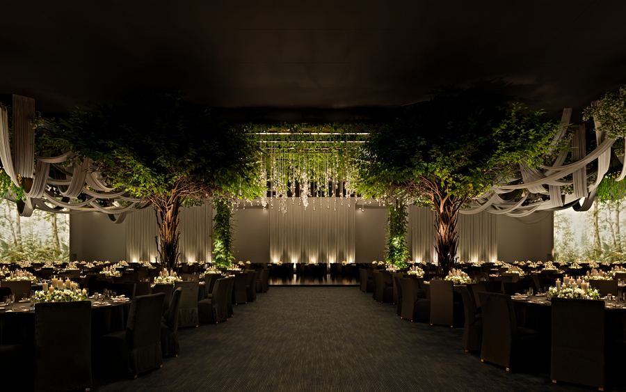 Salón oscuro con árboles iluminados y listones de tela en el techo