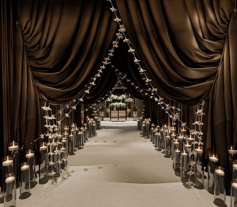 Pasillo entre cortinas de terciopelo con velas y guirnaldas de papel