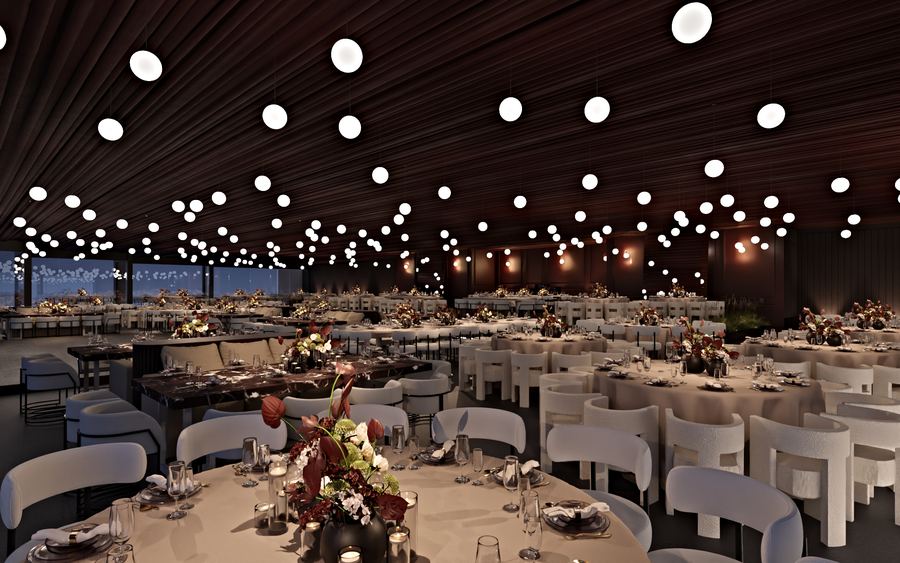 Salón con techo de madera, esferas de luz y mesas largas con flores